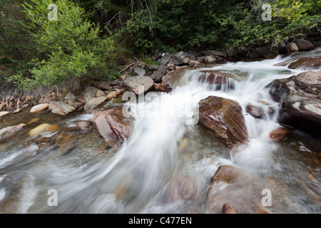 Schnell fließende Strom über die Felsen Llortes Andorra Stockfoto