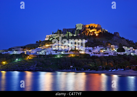 Am schönen Lindos Dorf mit seiner Burg (Akropolis) in der "blauen" Stunde. Rhodos, Dodekanes, Griechenland Stockfoto