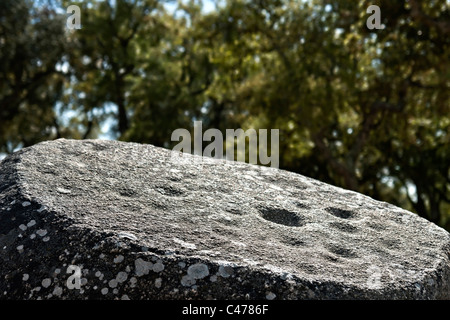 Menhir in Megalith Denkmal der Cromelech Dos Almendres - Evora dekoriert-Portugal Stockfoto