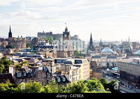 Stadtzentrum von Edinburgh gesehen vom Calton Hill, Schottland, Großbritannien. Das Hotel Balmoral Castle, Scott Monument und Princes Street Stockfoto