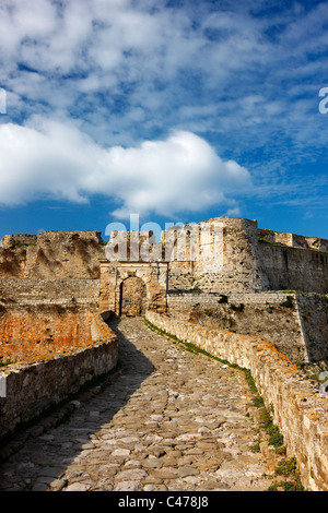 Die steinerne Brücke, die den Graben überquert und führt zu den venezianischen Burg von Methoni, Messinia, Peloponnes, Griechenland Stockfoto