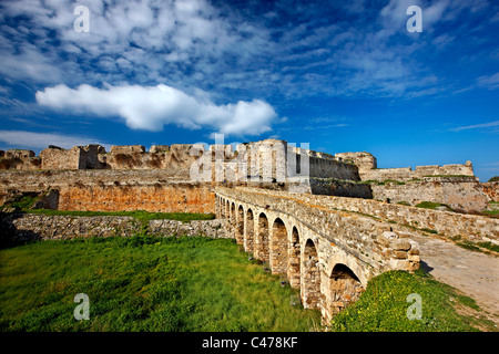 Die steinerne Brücke, die den Graben überquert und führt zu den venezianischen Burg von Methoni, Messinia, Peloponnes, Griechenland Stockfoto