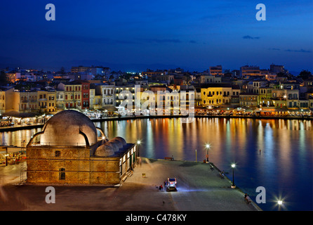 Die Altstadt venezianischen Hafen von Chania in der "blauen" Stunde, Insel Kreta, Griechenland. Stockfoto