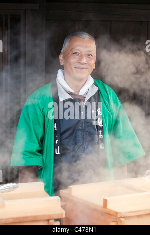 Japaner verkaufen gedämpfter Reiskuchen in hölzernen Dampfer in Sanmachi-Suji, historischen Stadtteil von Takayama, Japan Stockfoto