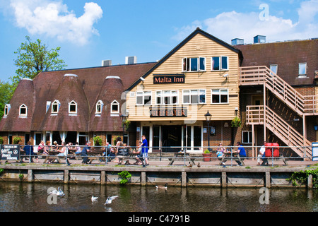 Die Malta Inn Beefeater, Allington sperrt und Schleuse, Fluss Medway, Kent, SE England Stockfoto