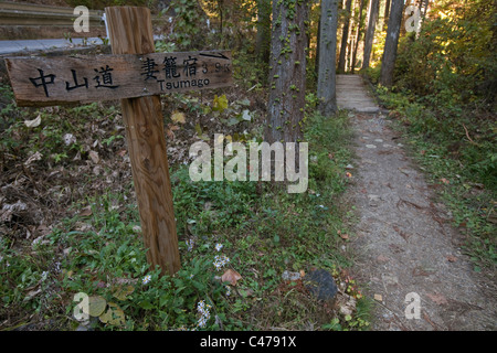 Holzschild in Wald Kennzeichnung Nakasendo Straße und 3,9 km, Tsumango, Kiso-Tal, Nagano, Japan, Fernost, Asien. Stockfoto