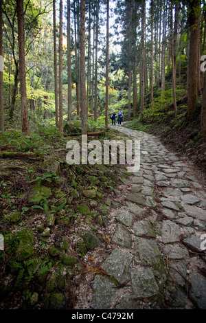 Wanderer auf Nakasendo post Straße nach Tsumango, Kiso-Tal, Nagano, Japan. Stockfoto