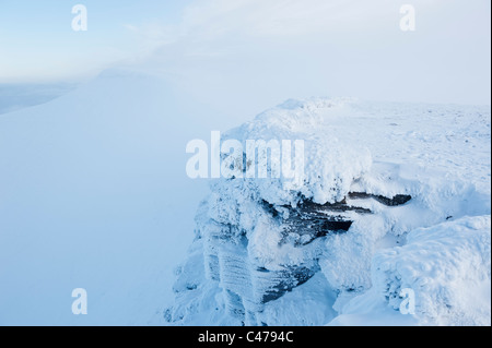 Raureif bedeckt Felsen auf Mais Du im Winter, Brecon Beacons National Park, Wales Stockfoto