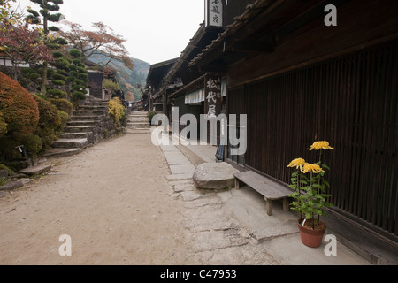 Main Street und Herbst Farben in erhaltenen Post Stadt Tsumango, Nakasendo, Kiso-Tal, Nagano, Japan. Stockfoto