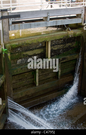 Allington sperrt und Schleuse, Fluss Medway, Kent, SE England Stockfoto