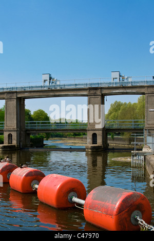 Allington sperrt und Schleuse, Fluss Medway, Kent, SE England Stockfoto