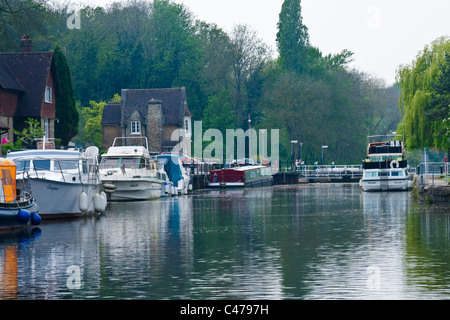 Allington sperrt und Schleuse, Fluss Medway, Kent, SE England Stockfoto