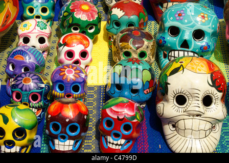 Farbenfrohe mexikanische Keramik Schädel oder calaveras in Playa del Carmen, Riviera Maya, Quintana Roo, Mexiko Stockfoto