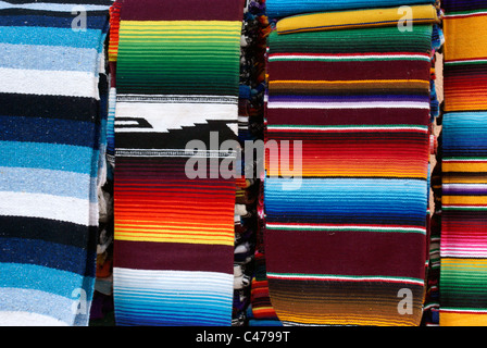 Stapel von Bunt gewebte Mexikanischen Teppiche in Playa del Carmen, Riviera Maya, Quintana Roo, Mexiko Stockfoto