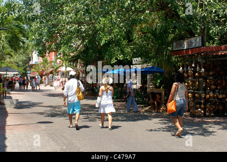 Touristen flanieren an der Fifth Avenue oder Quinta Avenida in Playa del Carmen, Riviera Maya, Quintana Roo, Mexiko Stockfoto