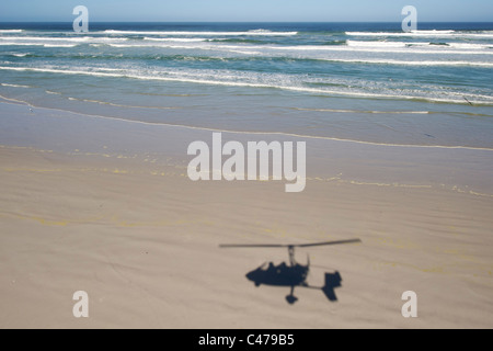 Schatten von einem Gyrocopter fliegen entlang des Strandes an der Westküste von Cape in Südafrika. Stockfoto