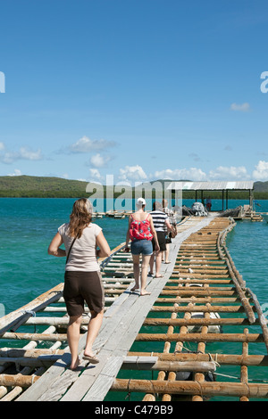 Touristen auf dem Steg am Kazu Perlen. Freitag Island, Torres-Strait-Inseln, Queensland, Australien Stockfoto