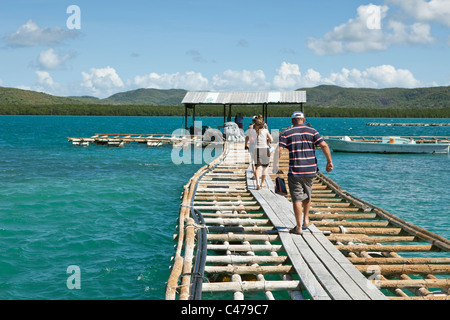 Touristen auf dem Steg am Kazu Perlen.  Freitag Island, Torres-Strait-Inseln, Queensland, Australien Stockfoto