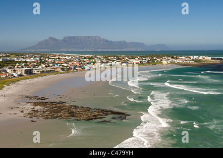 Luftaufnahme von Melkbosstrand an der Westküste nördlich von Kapstadt. Der Tafelberg ist in der Ferne sichtbar. Stockfoto