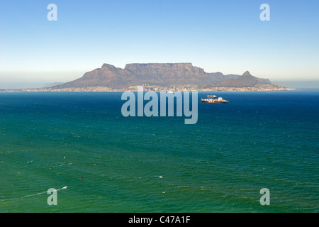 Luftaufnahme über Table Bay, den Tafelberg und die City of Cape Town in Südafrika zeigen. Stockfoto