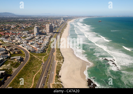 Luftaufnahme unten am Strand und in den Vororten von West Beach, Blouberg und Tabellenansicht in Cape Town, Südafrika. Stockfoto