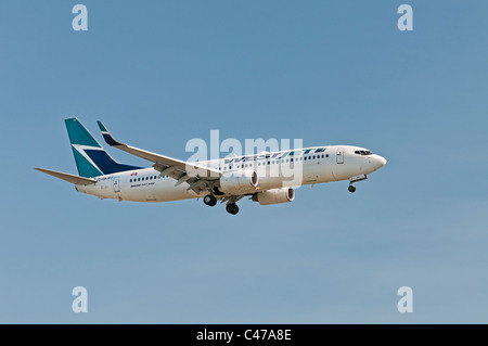 Eine Boeing 737-800 Westjet jet Airliner im Endanflug zur Landung. Stockfoto