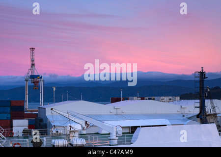Detail der Frachter und farbenfrohen Sonnenuntergang Himmel. Stockfoto