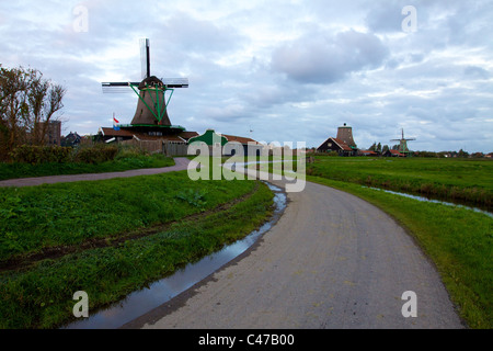 Windmühlen in Zaanse Schans, Zaandam, in der Nähe von Zaandijk, Zaanstad, Niederlande Stockfoto