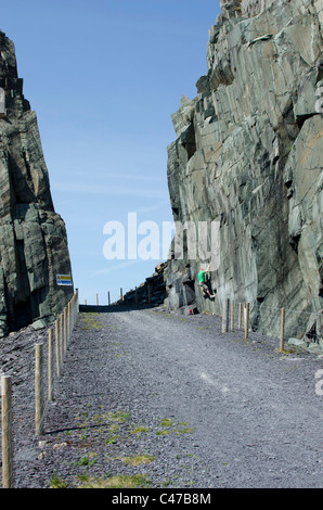 Mann Bouldern auf walisischen Schiefer im Combat Rock Area, Watford Gap, Twll Mawr, North Wales, UK Stockfoto