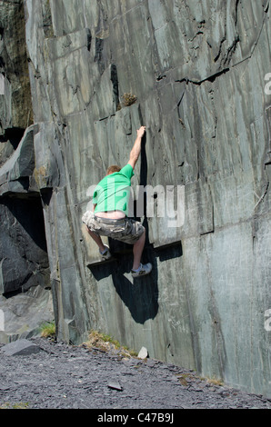 Mann Bouldern auf walisischen Schiefer im Combat Rock Area, Watford Gap, Twll Mawr, North Wales, UK Stockfoto