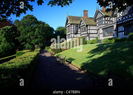 Am frühen Morgen über Bramall Hall in Bramhall, Cheshire UK Stockfoto