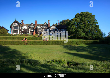 Am frühen Morgen über Bramall Hall in Bramhall, Cheshire UK Stockfoto