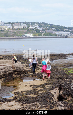 Mit schönen Stränden vor der Haustür eine alleinerziehende Mutter mit großen Familie am Meer bei Ebbe iTorquay, Devon, Familienurlaub Stockfoto