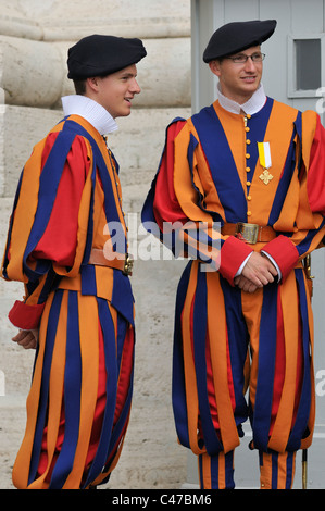 Rom. Italien. Schweizergarde im Sommer Uniform. Stockfoto