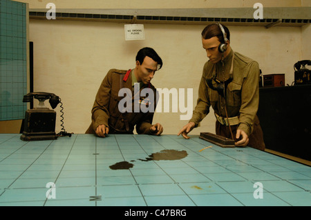 Leben Größe Diorama mit britischen Soldaten in der Operation Zimmer der RAF Sektor Fighter Kontrollraum im Inneren der Lascaris War Rooms, die einen unterirdischen Komplex sind von Tunneln und Kammern, die den Krieg Hauptquartier, von wo aus die Verteidigung der Insel während des Zweiten Weltkrieges durchgeführt wurde, nur ein paar hundert Meter unter dem oberen Barrakka Gardens und der ehrenkompanie Batterie in Valletta die Hauptstadt Maltas untergebracht Stockfoto