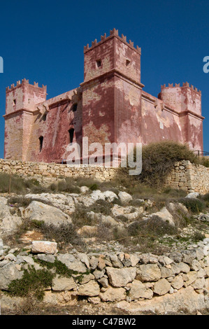 Blick auf den Südwesten mit dem rubble Wand Verankerung in den Vordergrund der Hl. Agatha in einem großen geschützten Wachturm auch bekannt als der Rote Turm, Mellieħa Tower, oder Fort die hl. Agatha zwischen 1647 und 1649 als sechste Der lascaris Türme in Mellieha, Malta gebaut Stockfoto