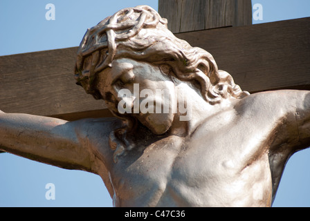 Statue von Christus außerhalb von St. Thomas Kirche der Märtyrer, Monmouth, Gwent, Wales, UK Stockfoto