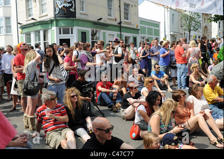 Menschenmassen beobachten Bands auf Kemptown Karneval 2011 in Brighton UK durchführen Stockfoto