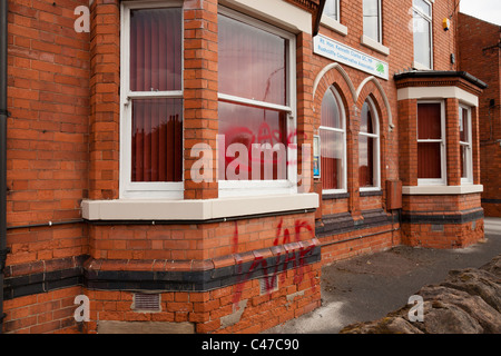 Rushcliffe Vereinigung der Konservativen Hauptsitz mit politischen Graffiti auf der Vorderseite des Gebäudes, West Bridgford, Nottinghamshire, England, Großbritannien Stockfoto