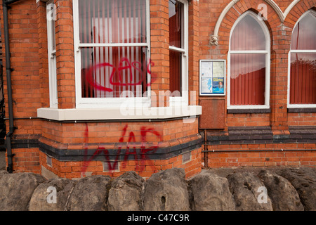 Rushcliffe Vereinigung der Konservativen Hauptsitz mit politischen Graffiti auf der Vorderseite des Gebäudes, West Bridgford, Nottinghamshire, England, Großbritannien Stockfoto