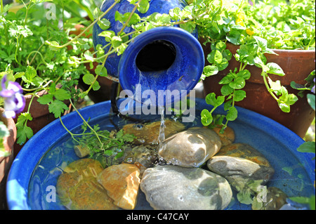 Eine solarbetriebene kleines Wasserspiel im englischen Garten von BQ & Baumarkt gekauft Stockfoto