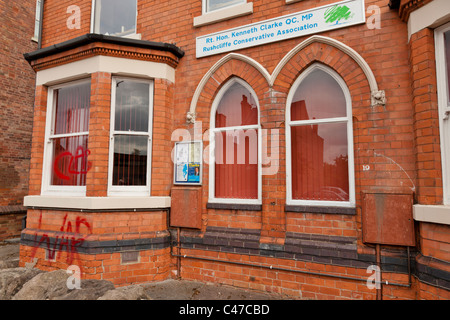 Anarchistischen Klassenkampf politische Graffiti gesprüht auf der Rushcliffe Vereinigung der Konservativen Hauptsitz, West Bridgford, Nottingham, England, Großbritannien Stockfoto