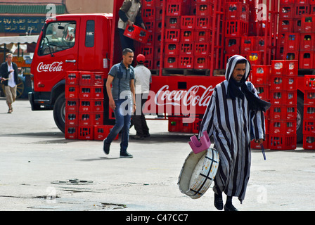 Coke-Truck und marokkanischer Musiker, Marrakesch, Marokko Stockfoto