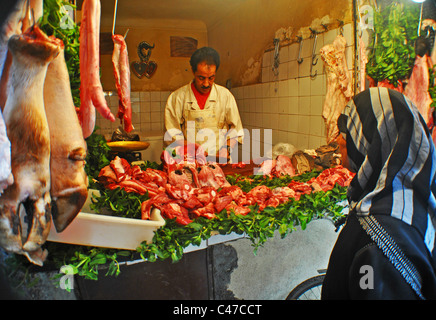 Frau von einem Metzger in Marrakesch in Marokko kaufen Stockfoto