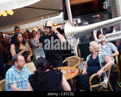 Musik Spaß auf der Straße, Man Trommeln auf dem Kopf, auf dem Breda Jazz Festival, Niederlande Stockfoto