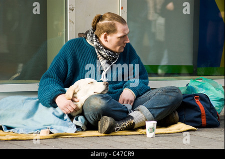 Obdachloser mit Hund Stockfoto
