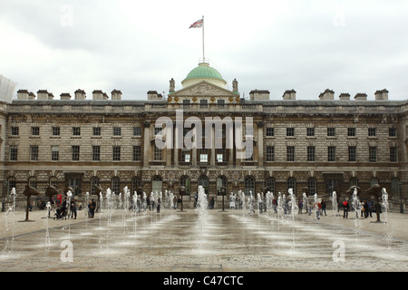 Chinesische Künstler Ai Weiwei Arbeit auf dem Display im historischen Innenhof des Somerset House, London. Stockfoto