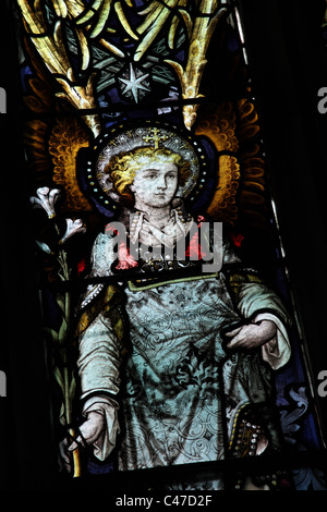 Ein Glasfenster von John Hardman & Co. Darstellung der Erzengel Gabriel, St.-Nikolaus-Kirche, Tackley, Oxfordshire Stockfoto