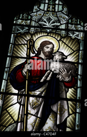 Ein Buntglasfenster mit Jesus der gute Hirte, St Mary die Jungfrau Kirche, Souldern, Oxfordshire Stockfoto