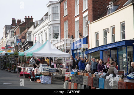 Marktstände auf Lymington High Street, Hampshire, England. Foto: Jeff Gilbert Stockfoto